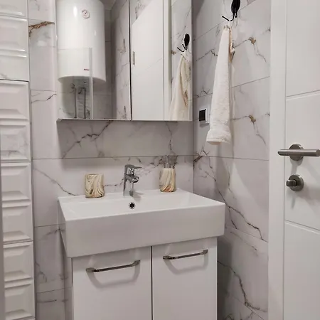 Apartman Bulevar1 Sa Garazom דירה *